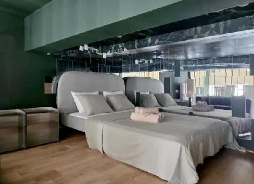 me more studio Hotels in 