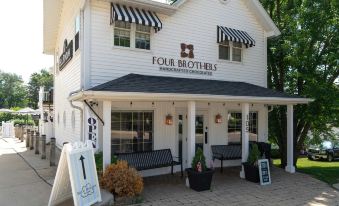 Heaven on Earth! 2 Bdr Fontana Flat, Walk to Lake