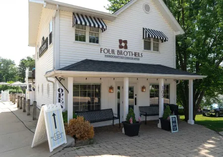 Heaven on Earth! 2 Bdr Fontana Flat, Walk to Lake Отели в г. Фонтана-он-Дженива Лейк