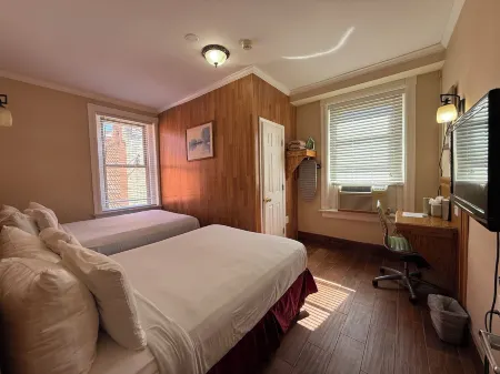 The Baron Hotel Отели рядом с достопримечательностью «Университет Ховард»