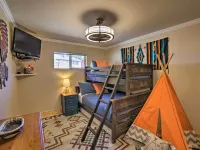 Walkable Location! Mtn-View Condo in Red River Hotele w: Red River