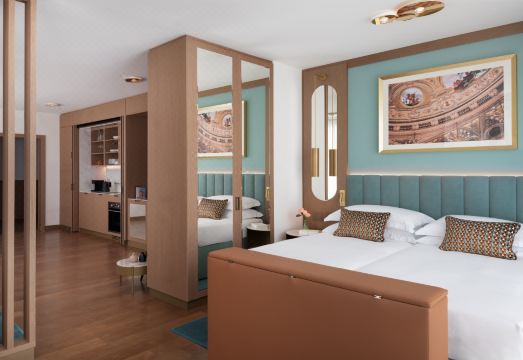 넓은 거실 공간