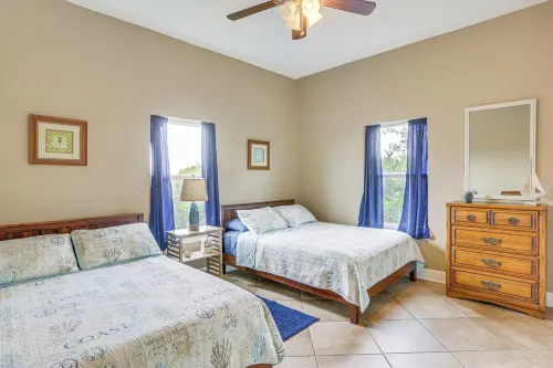 Family-Friendly Waterfront Oasis: 7 Miles to Beach - parking