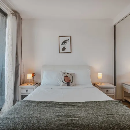 Lonsdale St 1-Bed Unit with Study Area and Parking