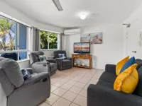 Spacious Esplanade Apartment with Rooftop Access