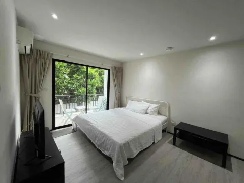 ห้องสแตนดาร์ด, ระเบียง, วิวลานสนาม(เตียงควีนไซส์)