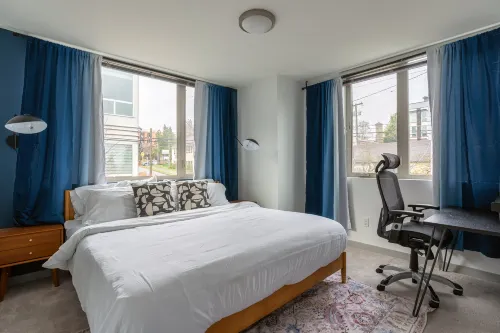 Sophari | WestSeattle Junction| Rooftop&TurfedYard - บังกะโล