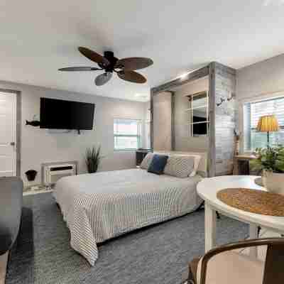 Beach 2 blocks away! Heated Pool, Waterview Suite! Rooms