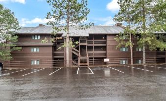 Spacious Pet-friendly Lakeview Condo w/ Boat Slip & Pools