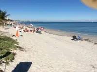 Keybiscayne Charmer half a block from private Beach, Restaurants and Boutiques!! Hotels in Key Biscayne