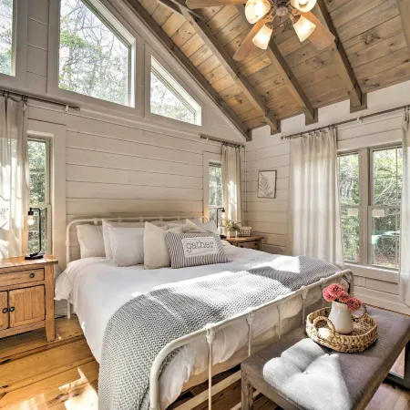 Ideal for Families! Lake Toxaway Getaway w/ Deck