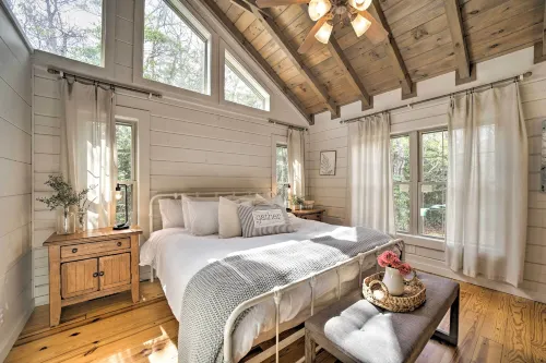 Ideal for Families! Lake Toxaway Getaway w/ Deck - parking