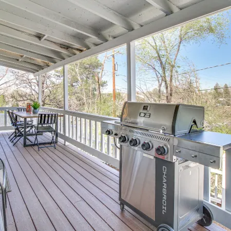 Walk to Dtwn Show Low: Townhome w/ Balcony