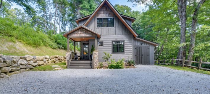 Screened Porch and Yard Mountain Home by Hiking! Hotels in Jackson County
