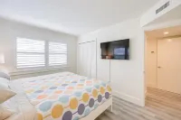 Updated Dtwn Naples Condo Across from Beach!
