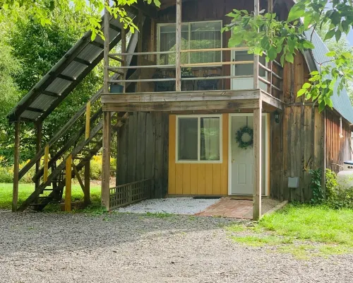 Peaceful and private renovated barn right off the winery and brewery trail Hoteles en Hector