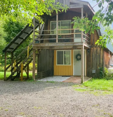 Peaceful and private renovated barn right off the winery and brewery trail Hotels in Hector