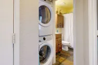 3Br Home w/ Sparkling Pool, Fire Pit - Wifi