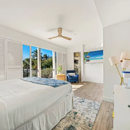 Walk to Hollywood Beach: Luxury Family Getaway!