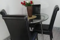 Apt - Sleeps 4 - Parking - Garden