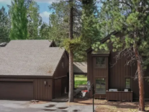 Skylight by AvantStay Elevated Mountain Home w Hot Tub, Billiards, Large Patio Hotels in Sunriver