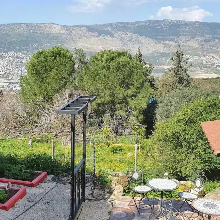 Charming 2-bedroom apartment with WiFi, AC in quaint Mikhmanim