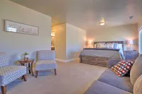 'Blue Sky Get-a-Way' Townhome w/ Patio, Grill - parking