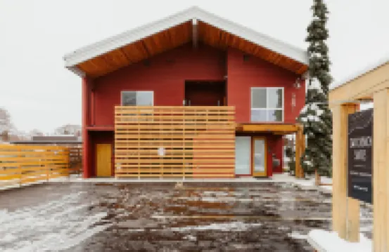 Stylish Suite with Full Kitchen and Washer Dryer - Charming Retreat