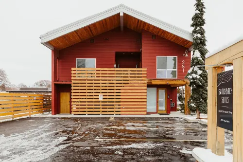 Stylish Suite with Full Kitchen and Washer Dryer - Charming Retreat