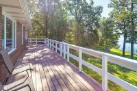 Lakefront Arkansas Escape w/ Grill, Dock & Kayaks! - Homestays