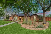 Gorgeous 4BR Home With Huge Yard, Pool