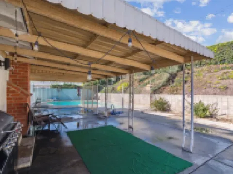 ที่พักส่วนตัวให้เช่าสไตล์โมเดิร์นที่ให้ความผ่อนคลายพร้อมสระว่ายน้ำส่วนตัว 4 ห้องนอน โดย RedAwning โรงแรมในอาซูซ่า