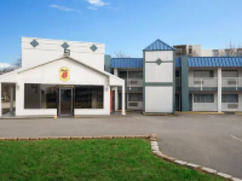 Super 8 by Wyndham Portsmouth - Norfolk Hotels in Portsmouth