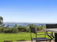 Scenic House With Private Yard & BBQ Area Hotels in Springbrook