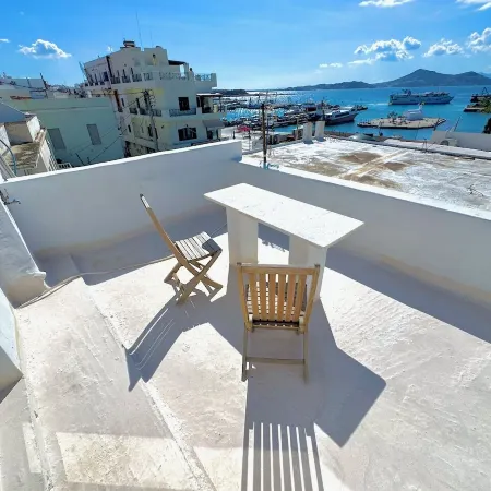 Castellino Naxos Отели рядом с достопримечательностью «Коурос Меланон»
