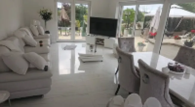 Dernvale House - Double Room - sleeps 2 - 홈스테이