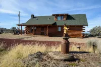 Mountain View Cabin Oasis near Smith Rock on Multi-acre Property, Dog-Friendly!