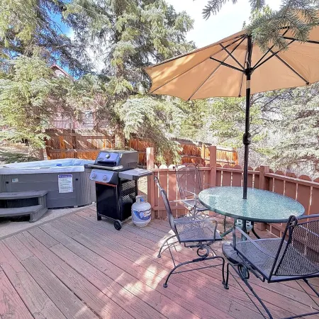 Romantic Mountain Cabin w/ Hot Tub. Near Rocky Mountain National Park.