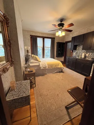 Historic Hewitt Onion Tower Apt 2 Studio in Central Marquette with Sauna Access