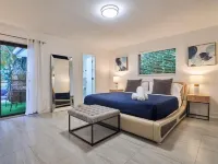 Villa Santorini Lakefront Private Deck Hotels in Ojus