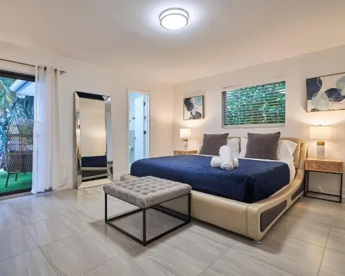 Villa Santorini Lakefront Private Deck Hotels in Ojus