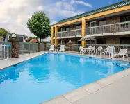 Quality Inn - Pools