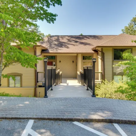 Sunroom & Deck! Golf Retreat in Keowee Key