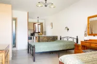 Relaxing Studio with Veranda 'n Garden - Huvilat