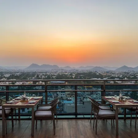 Pride Hotel Udaipur Отели рядом с достопримечательностью «Музей Ахара»