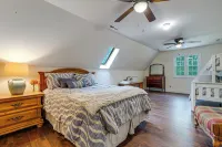 10-acre Retreat w/ Hiking! Gateway to Holden Beach - 3 estrellas
