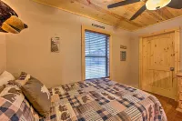 Cabin w/ Hot Tub & Grill - 6 Mi to Broken Bow Lake - balcony