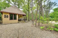 Blissful Broken Bow Studio Fire Pit and Jacuzzi Tub - アパートメント