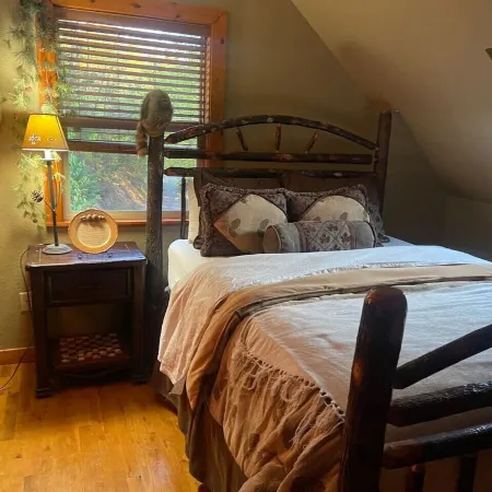 Cozy 2-bedroom cabin with hottub in welcoming Newport with AC, WiFi