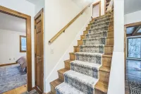 Private Pool & Hot Tub! Minutes to Sebago Lake! Nature! Perfect All Year-Round. - Homestays
